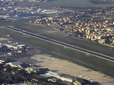 Близо 200 българи, включително малки деца, блокирани на летище в Рим