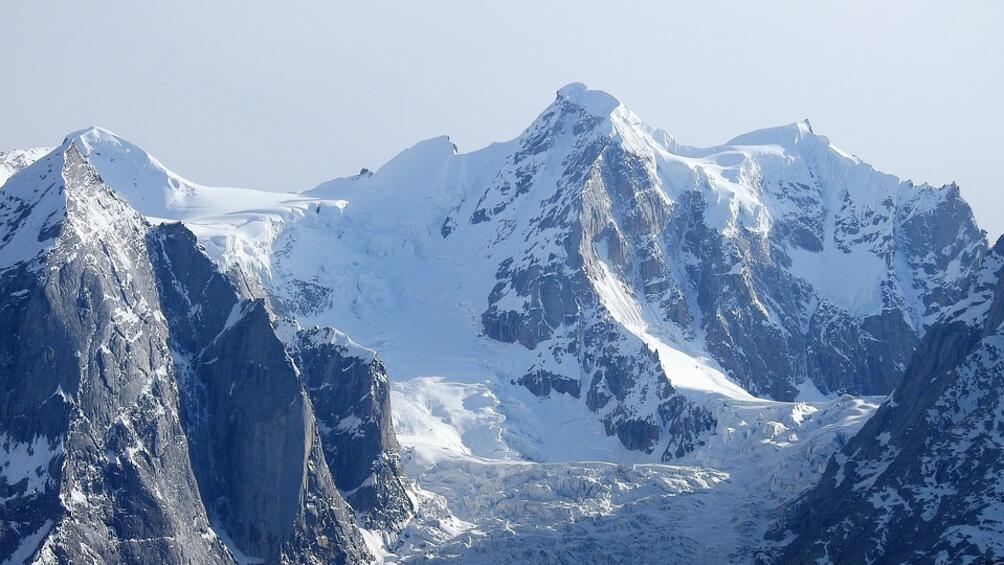 Тримата шерпи които издирват изчезналия алпинист Боян Петров са достигнали