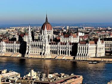 Унгарците посрещнаха с протест новия си парламент