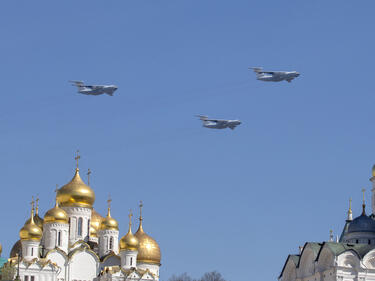 Русия отбелязва Деня на победата с пищен военен парад