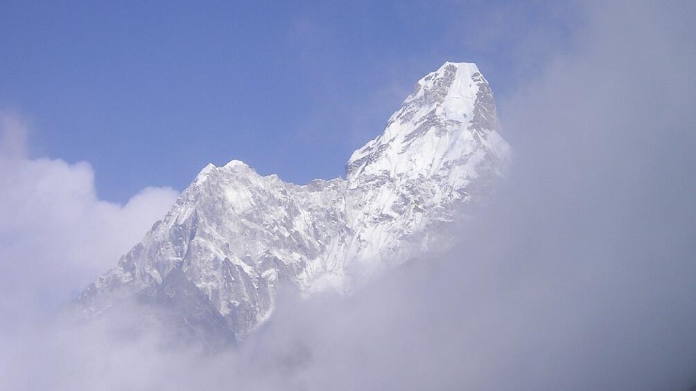 Бурен вятър спря спасителната операция по въздух в Хималаите за