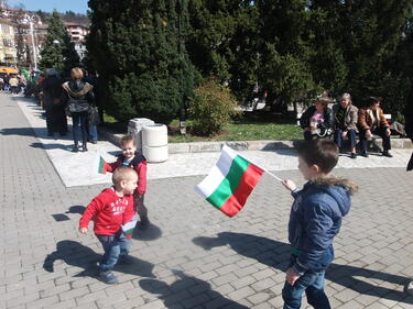 Само български знамена по сергиите във Велико Търново за 24 май