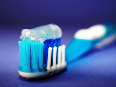 Учени: Съставка на пасти за зъби, прахове и сапуни предизвиква рак