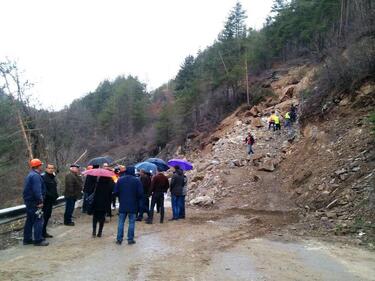 Пътят за Рилския манастир е блокиран от свлачище