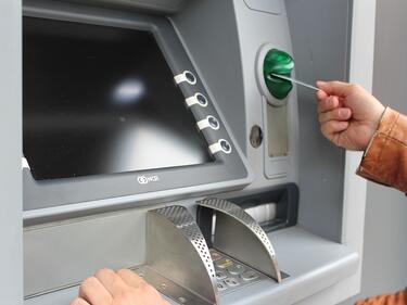 Белезници за трима след опит да „превземат“ банкомат