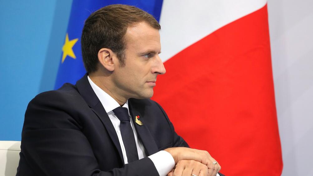 Президентът на Франция Еманюел Макрон подписа спорния закон за държавните