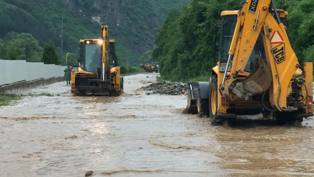 Почти цяла Сърбия е наводнена след изсипали се късно снощи