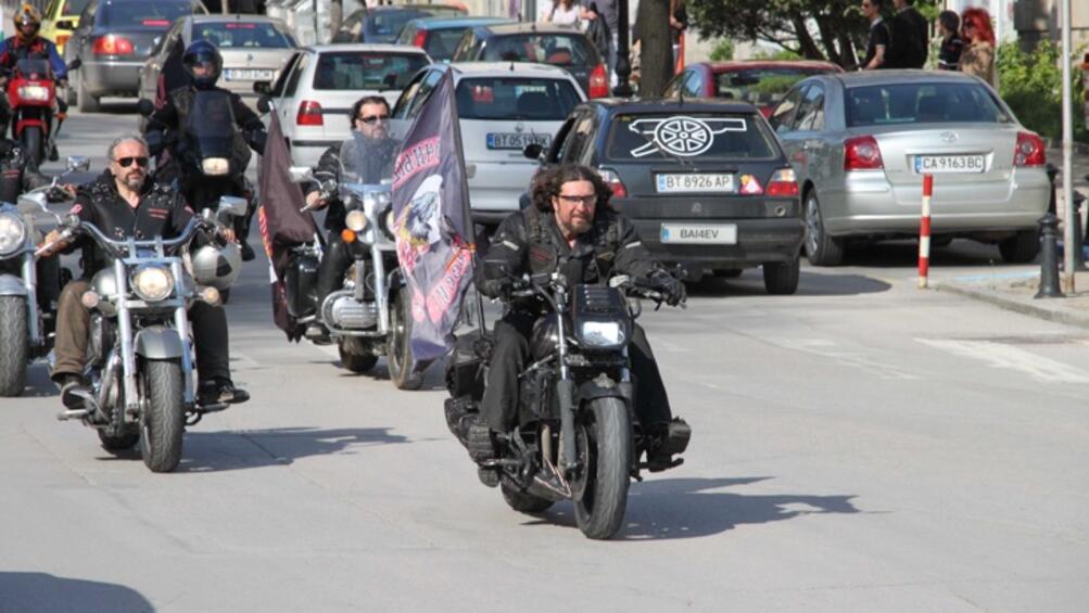 Десетки мотористи подкрепиха протеста на майките на деца с увреждания