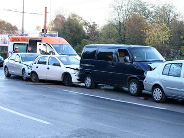 Верижни катастрофи с по 6-8 коли в София и Варна