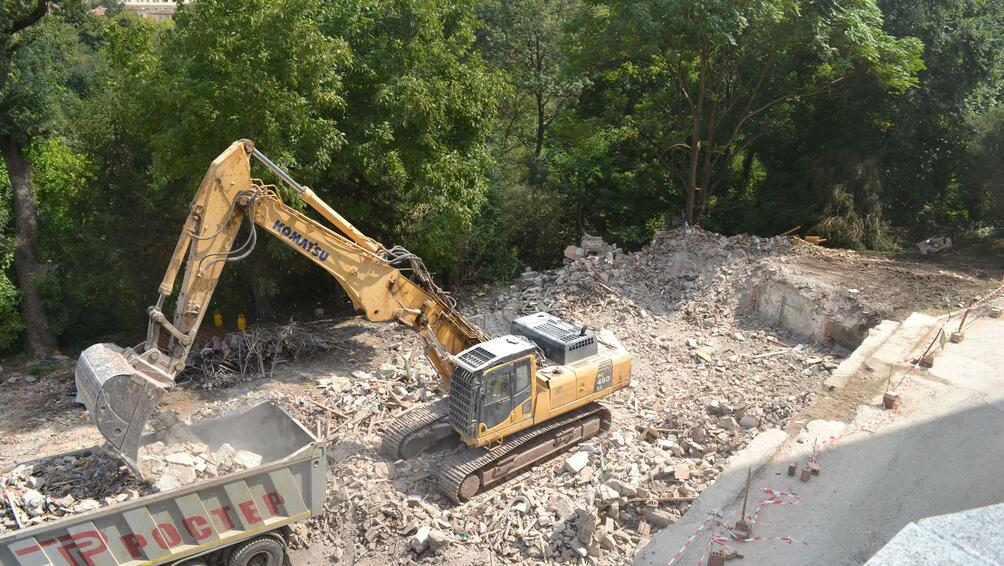 Сутринта на 6 юли при несъобразени изкопни дейности бяха скъсани