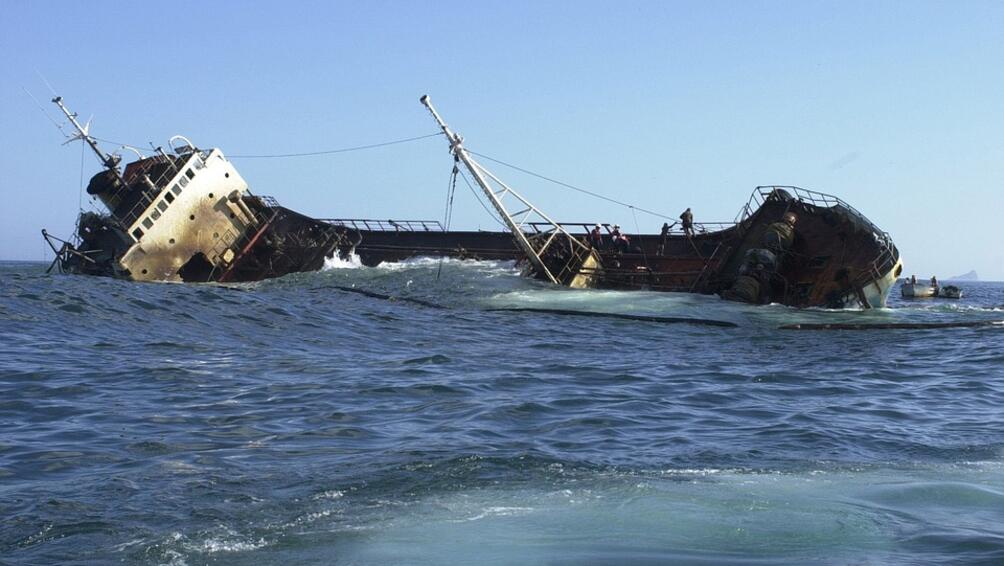 Потънал кораб за разходка на туристи затвори пристанището в Китен В