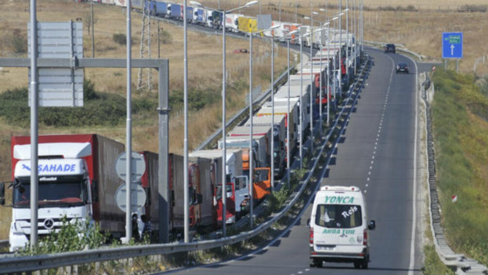 Протест на собственици на малки бензиностанции блокира границата с Турция.