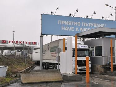 Колони от камиони на „Капитан Андреево“ и „Дунав мост“
