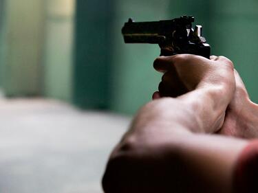 Мъж заплаши полицаи с пистолет в Стражица
