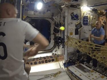 Астронавти джуркат тенис в Космоса