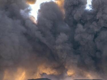 Етна побесня: Бълва лава и пепел на 150 м височина