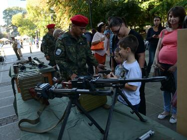 Деца "награбиха" гранатомети в центъра на София