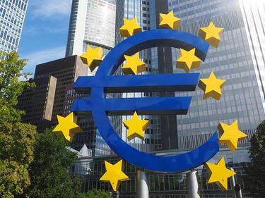 Икономиката на еврозоната ще се забави, очакват в Брюксел