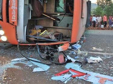 Автобусна катастрофа с 28 жертви в Индия