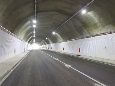 Кривия тунел отново с работещо осветление