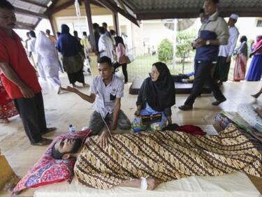 С над 100 нараснаха жертвите в Индонезия