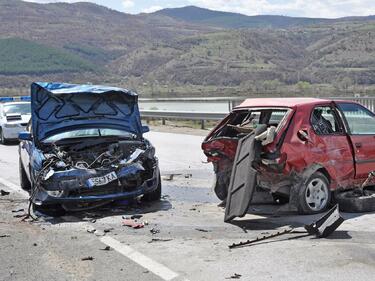 Четири коли се блъснаха на пътя Казанлък-Шипка, двама са в болница