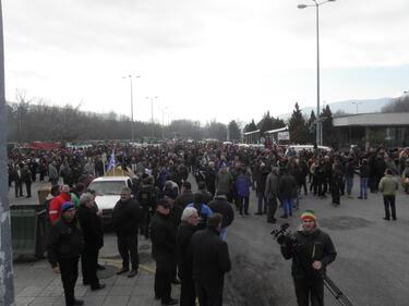 Фермерите в Гърция ще блокират пътища, предупреди МВнР