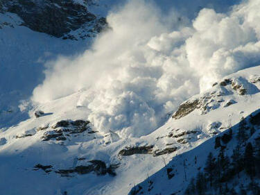 Лавина в Алпите затрупа няколко души

