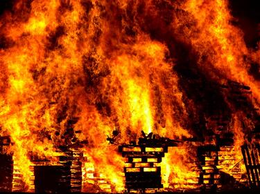 Пожар лумна във варненски склад