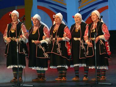 „Бистришките баби” поздравят Рим с песни от Шоплука
