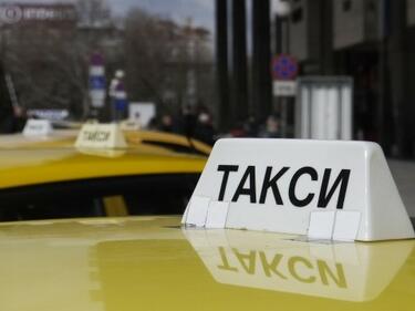 Таксита преминаха през София в протест срещу компания за споделени пътувания
