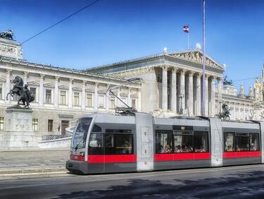 Сериозни подозрения за корупция и изнасяне на информация във Виена