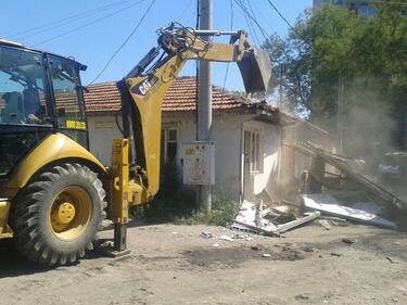 Спешно събарят незаконни къщи в ромската махала "Максуда" във Варна
