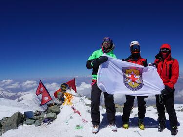 Наши планински спасители покориха най-високите върхове на Европа и на Памир (СНИМКИ)