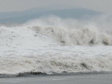 (ВИДЕО+СНИМКИ) Мини цунами заля плажовете край Созопол, туристи снимат вълните с дрон