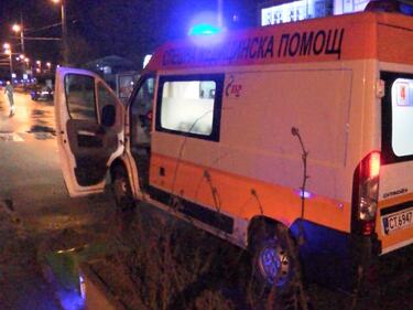 Кола връхлетя заведение в Дупница, загина човек