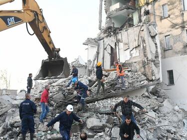 Приключи издирването на оцелели хора след земетресението в Албания
