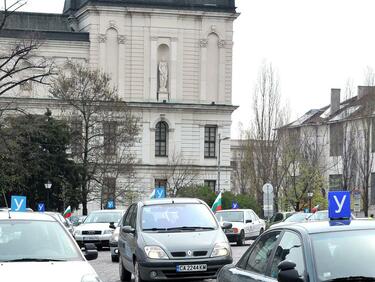 Учебни коли на протест в центъра на София