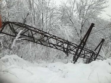 Мокрият сняг е счипил над 30 стълба в Западна България