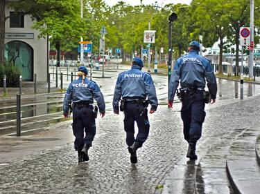 Германия изпраща повече полицаи около джамии, гари, летища