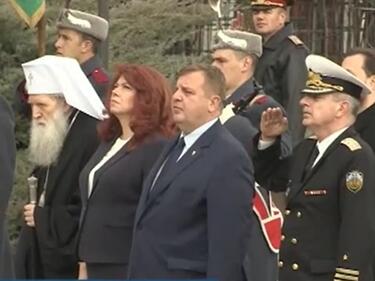 Пред Паметника на Незнайния воин тържествено беше издигнато националното знаме на Република България