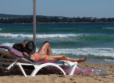 Безплатни чадъри и шезлонги на плажа, ако сезонът закъснее