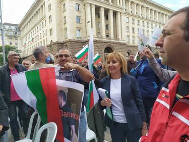 Манолова на протеста: Ще се явя на избори