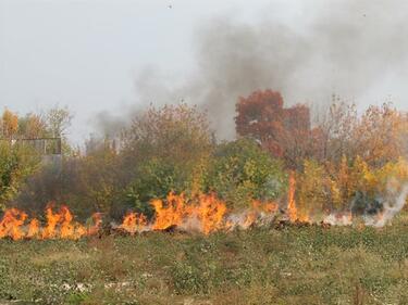 Пожарът на сметището край Разград още не е изкасен