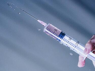 COVID-ваксина около Нова година очакват в ЕК