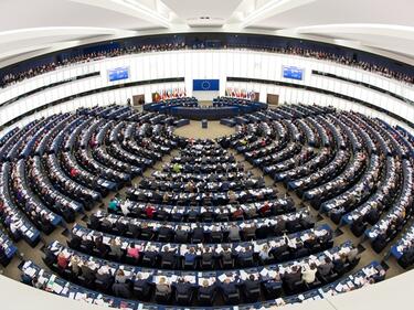 Европарламентът не включи текстовете за Радев в резолюцията за България