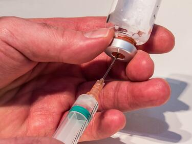 COVID-ваксините ще са дефицит в първите 3 до 6 месеца