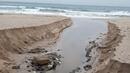 Проливни дъждове и бурни вълни отнесоха плажовете на Созопол (СНИМКИ)