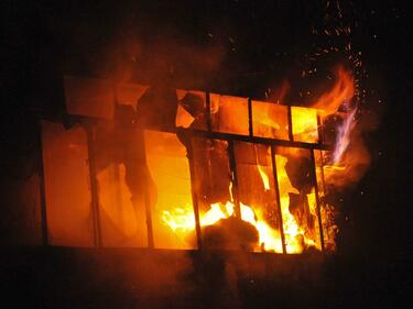 Апартамент горя в София, собственикът му е в „Пирогов“