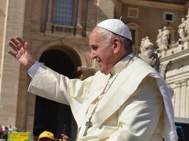 Папата отслужи литургията за католическата Цветница почти без поклонници